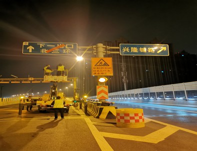 信阳郑州市北三环彩虹桥交通标志牌安装现场